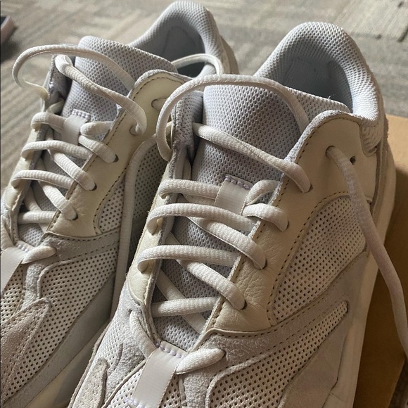 Yeezy Boost 700 Analog Size 9.5 Men’s. BARELY WORN - Picture 7 of 8